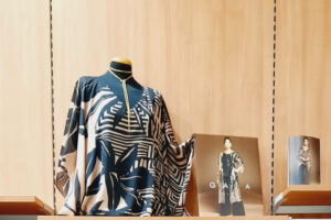 Tec abbigliamento, manichino mezzo busto con elegante camicia da signora disponibile in tuttte le taglie.